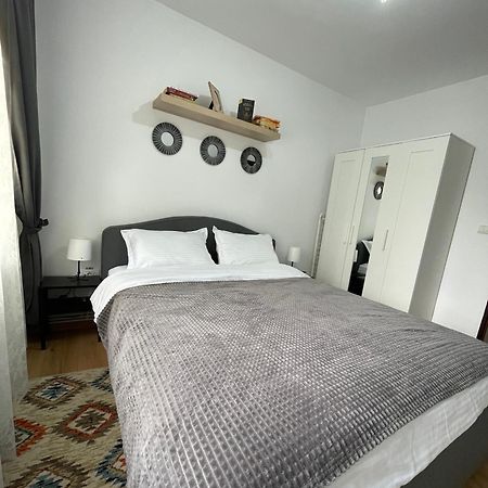 Apartament Cina Husi Kültér fotó