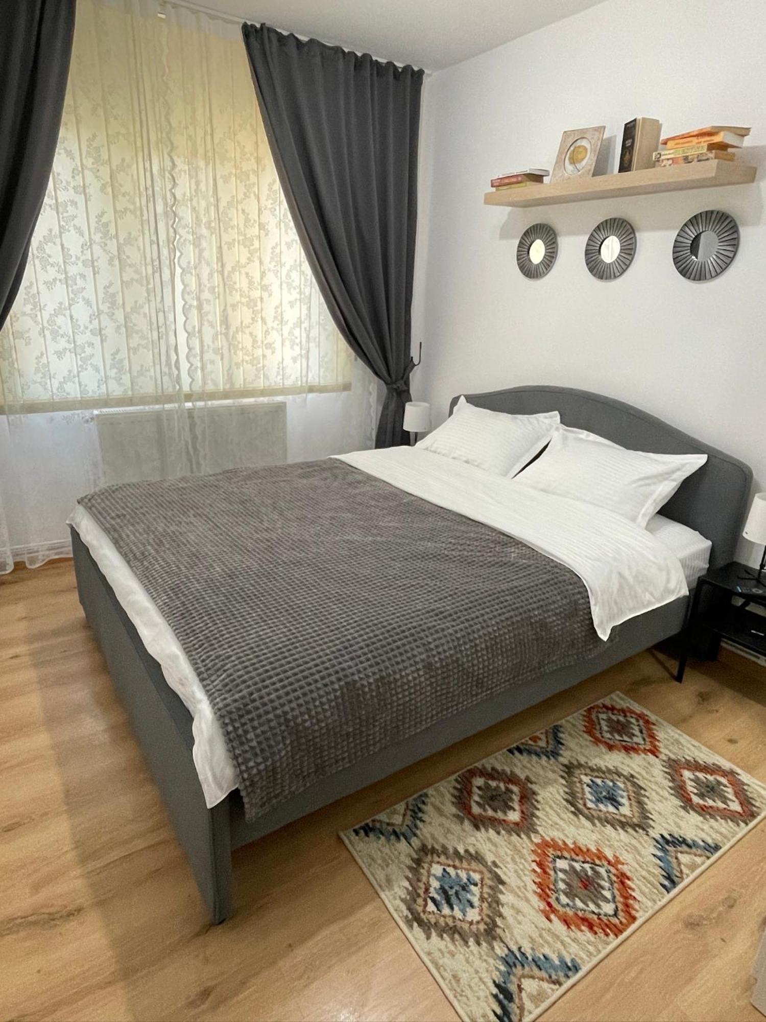 Apartament Cina Husi Kültér fotó